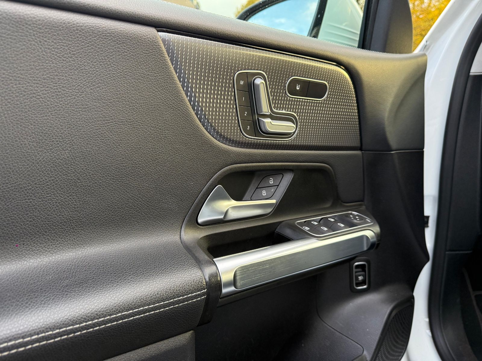 Fahrzeugabbildung Mercedes-Benz GLB 200  GLB 200 d*MEMORY*LED*CAM*CARPLAY*