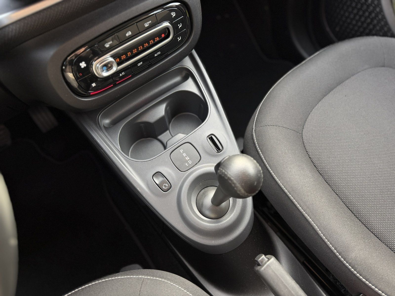 Fahrzeugabbildung Smart forfour*AUTOMATIK*NAVI*PDC*SITZHEIZUNG*