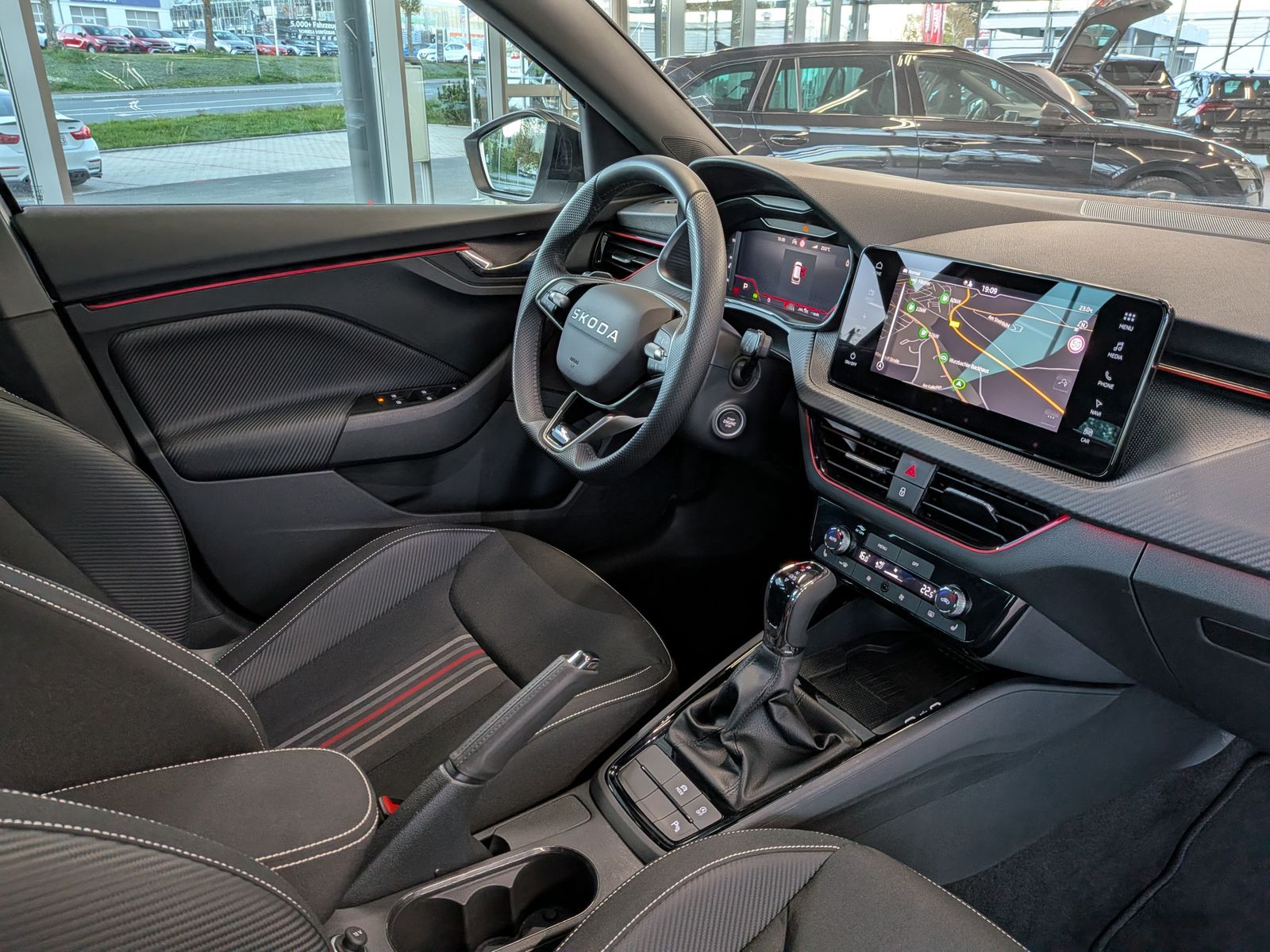 Fahrzeugabbildung SKODA Kamiq 1.5 TSI DSG Monte Carlo Pano Matrix 5J.GAR