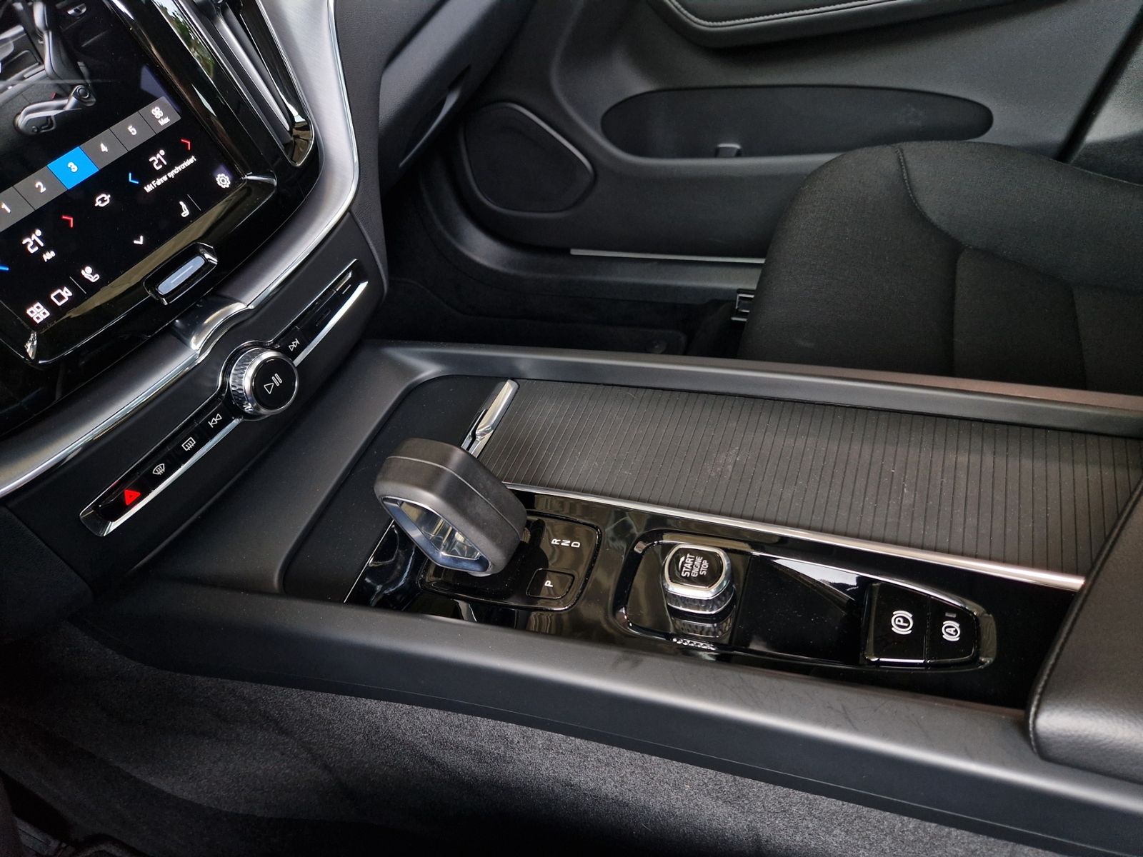Fahrzeugabbildung Volvo XC60 Momentum Pro 2WD PANO H/K LED