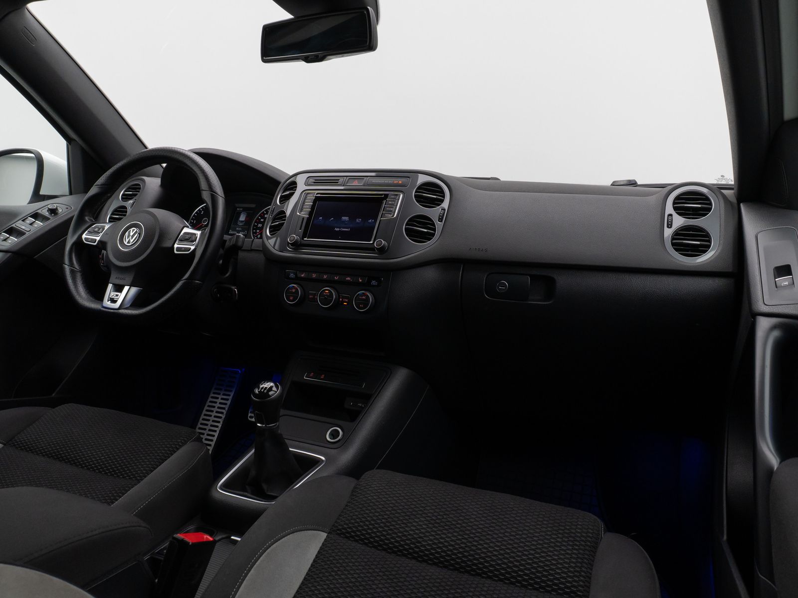 Fahrzeugabbildung Volkswagen Tiguan R-Line Xenon DAB Sitzhzg. AHK 8FACH