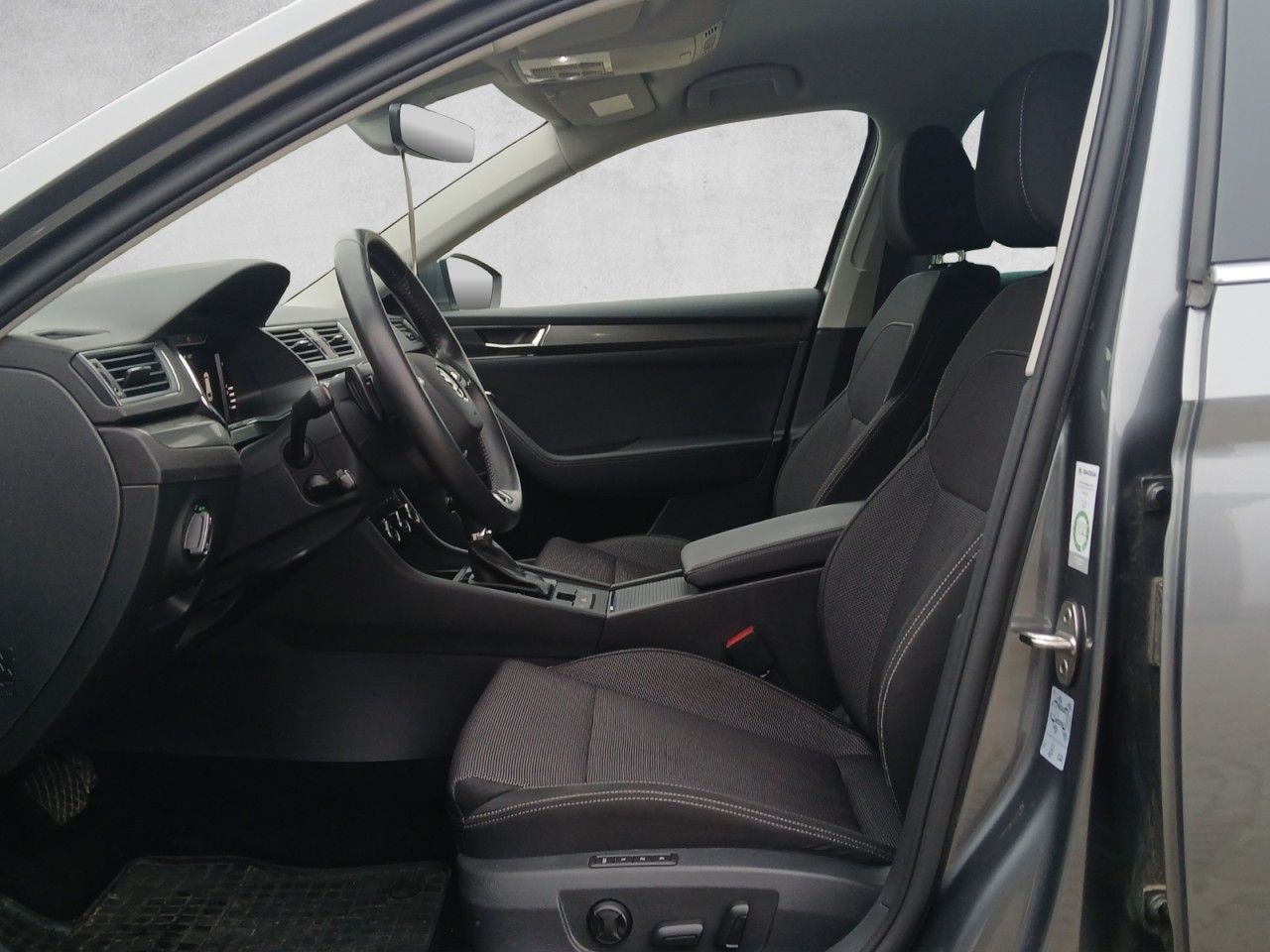 Fahrzeugabbildung SKODA Superb Combi Style iV AHK NAVI Standheizung