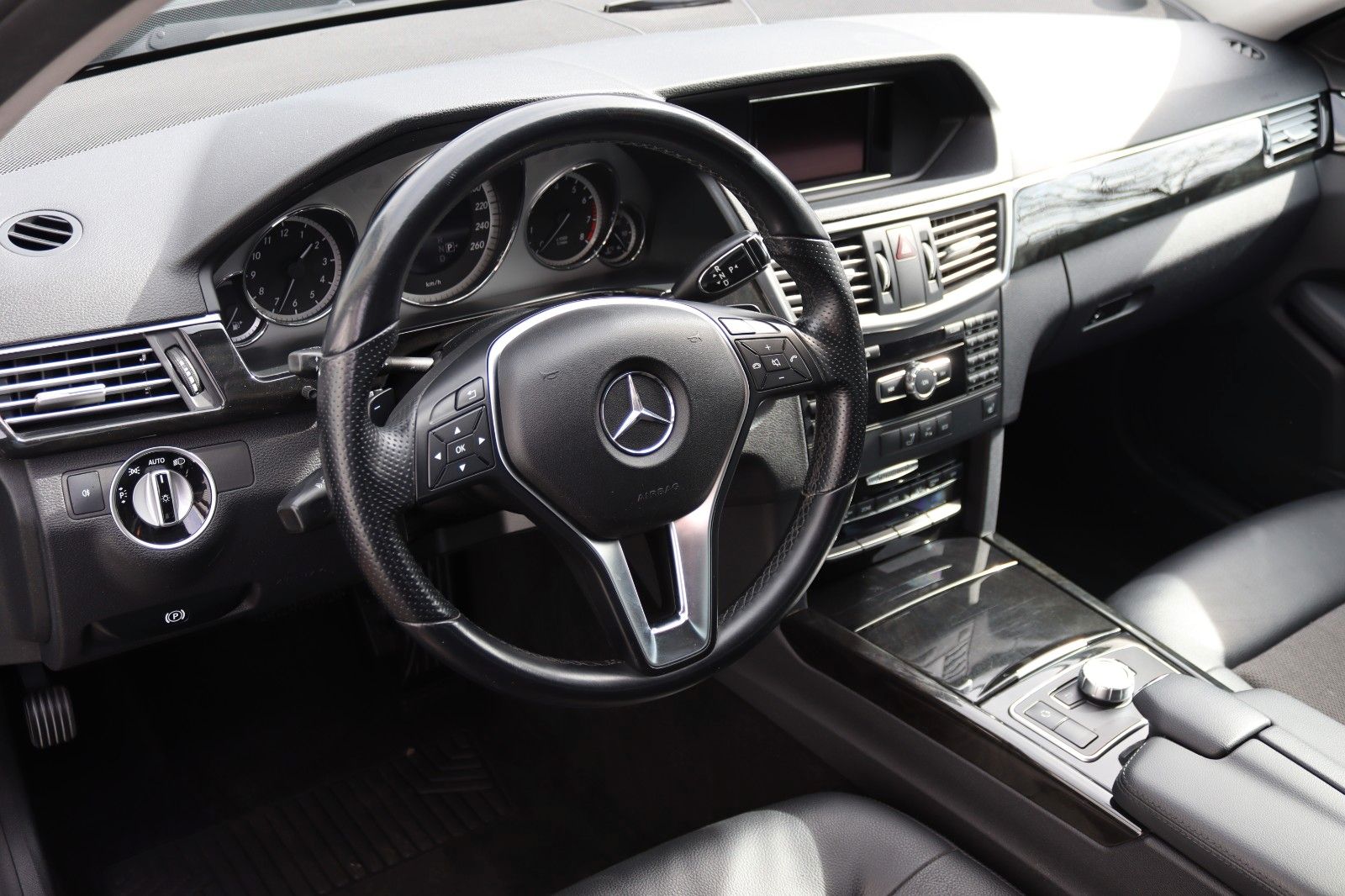 Fahrzeugabbildung Mercedes-Benz E 200 CGI AMG AUT KLIMAAUT tLEDER XENON 8xALU