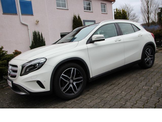 Mercedes-Benz GLA 180 Urban*Panoramadach!*Navigation*Sitzheiz*