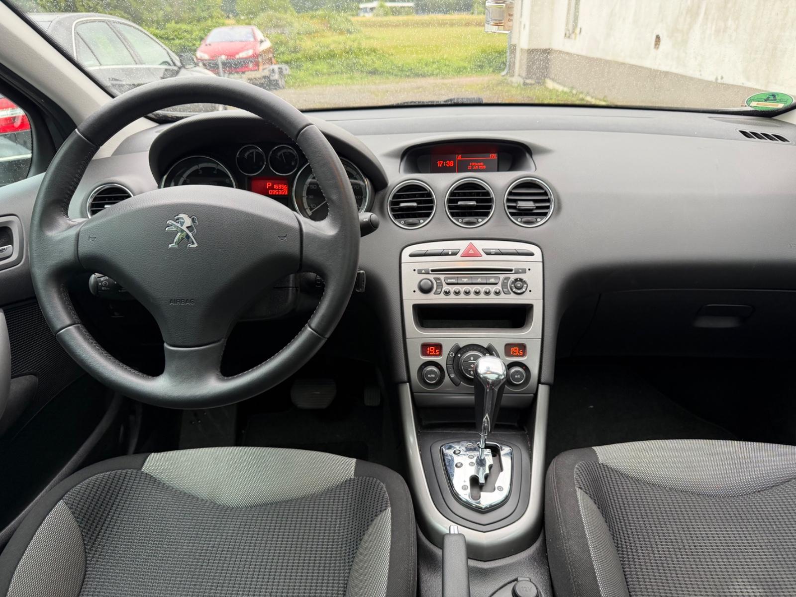 Peugeot 308 2012 — photo 23