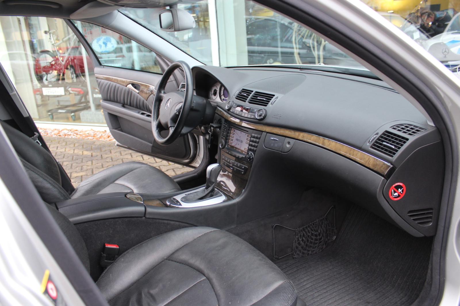 Mercedes-Benz E320 2005 — photo 13