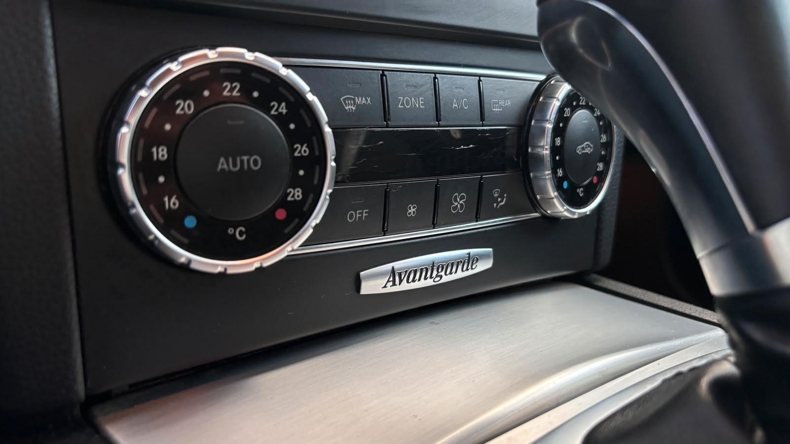 Mercedes-Benz C220 2012 — photo 11