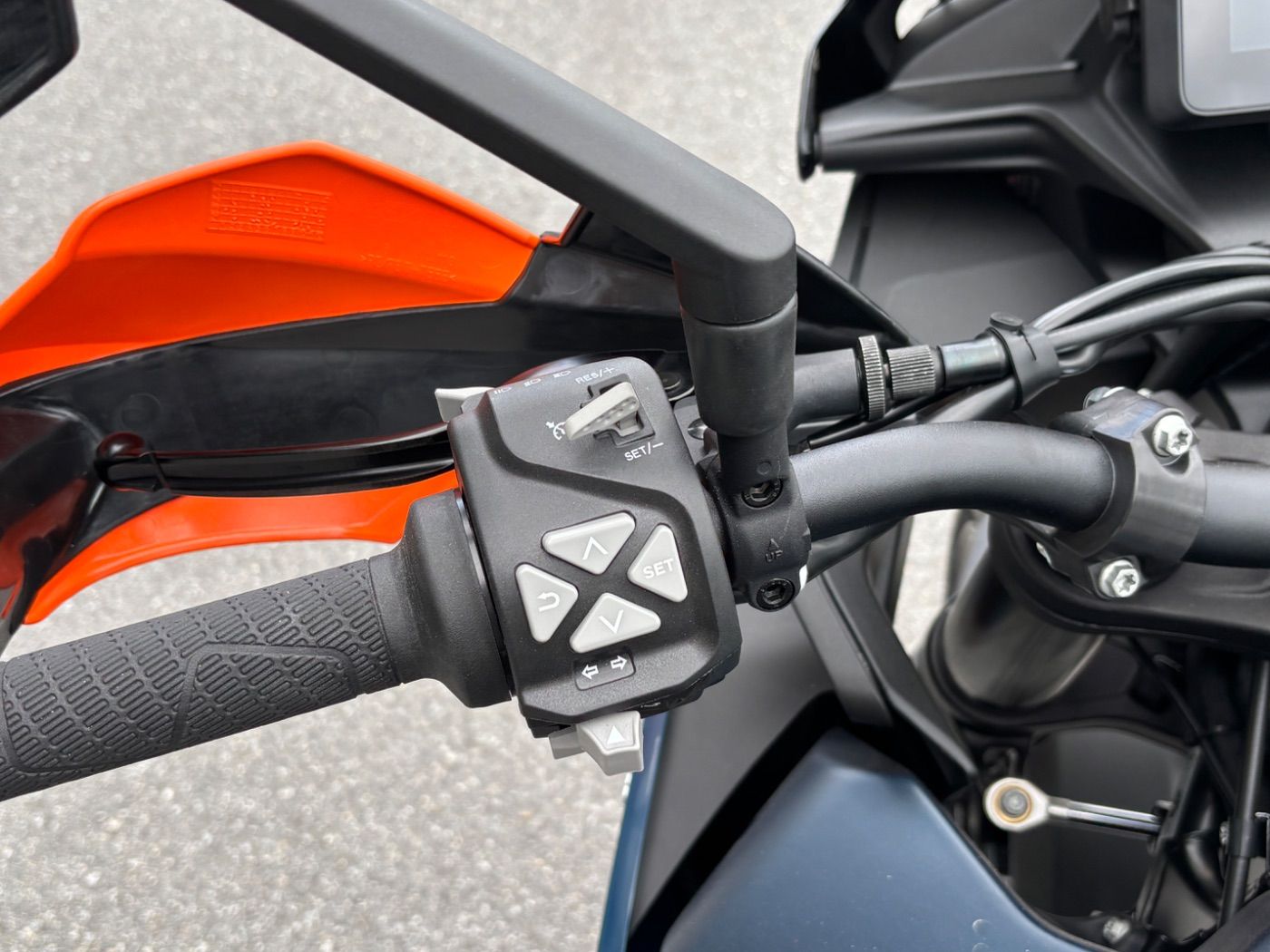 Fahrzeugabbildung KTM 890 SMT Modell 2026 4 Jahre Garantie
