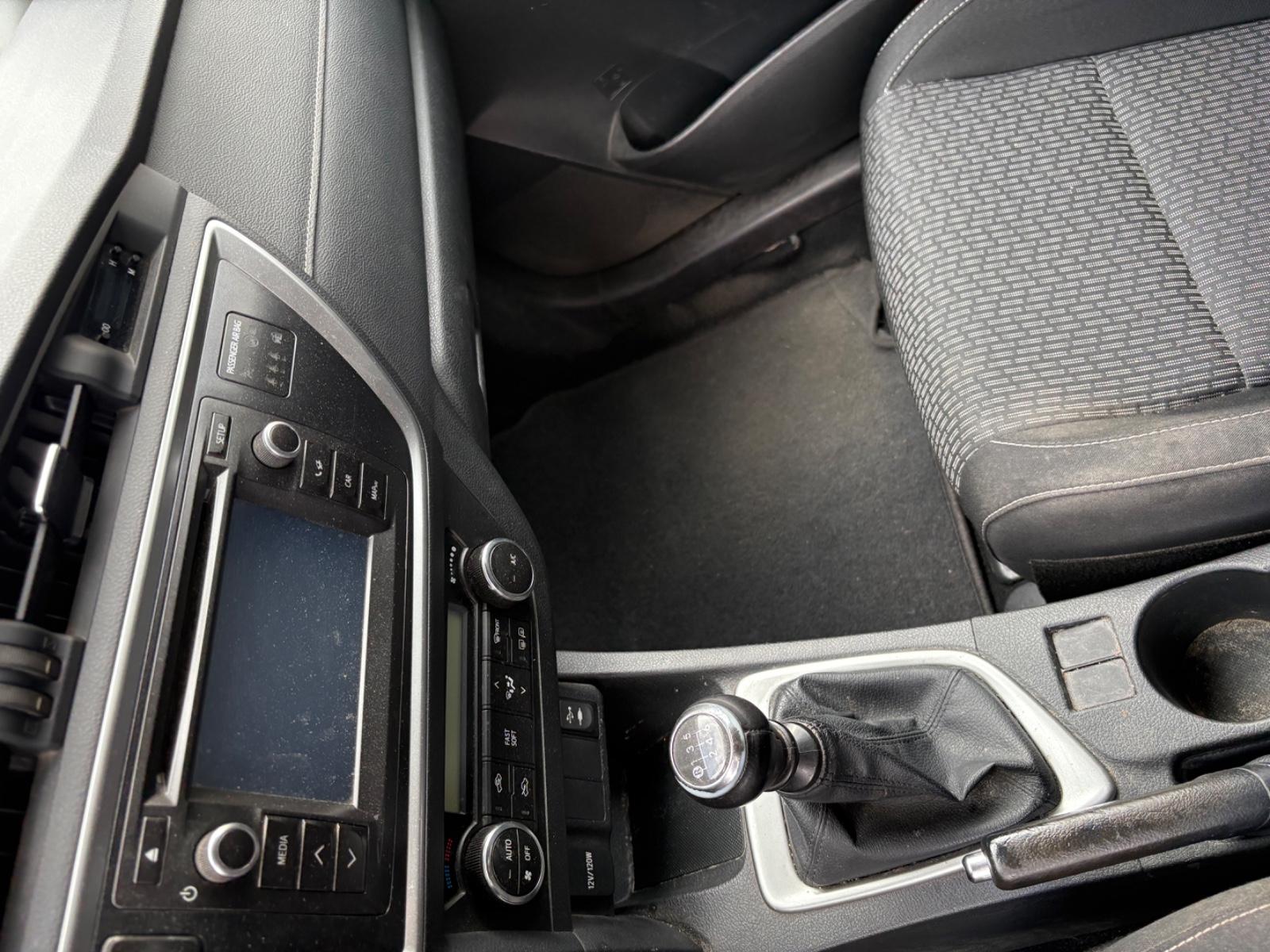 Toyota Auris 2014 — photo 24