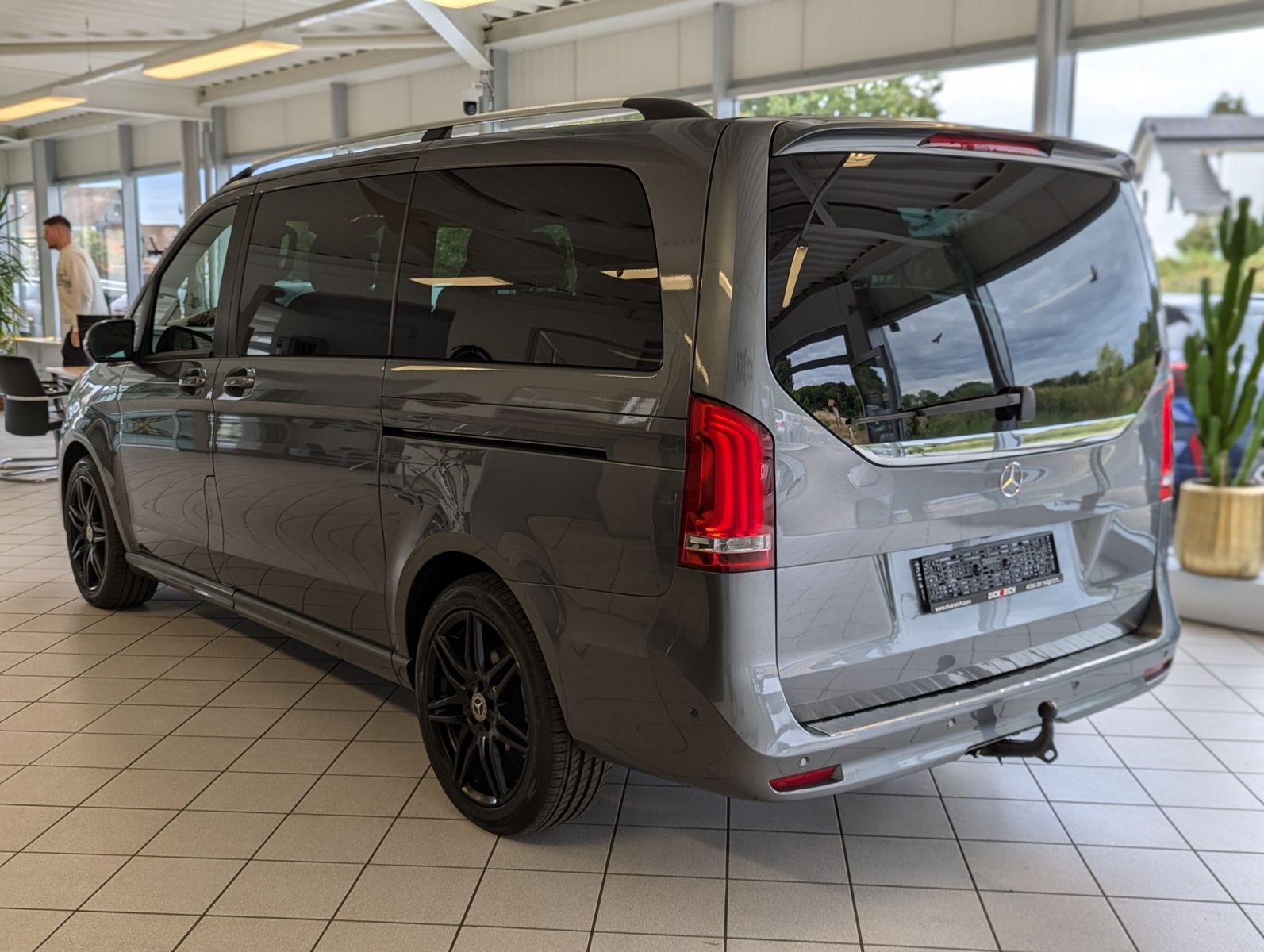 MERCEDES-BENZ V 220 d AMG EDITION lang Burmester ACC AHK StHz - Image 5