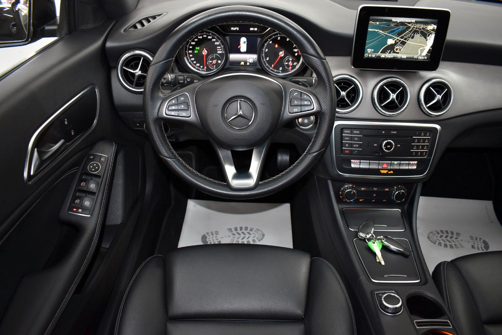 Fahrzeugabbildung Mercedes-Benz CLA 180 SB, Urban Leder,Navi,LED,8fach bereift!