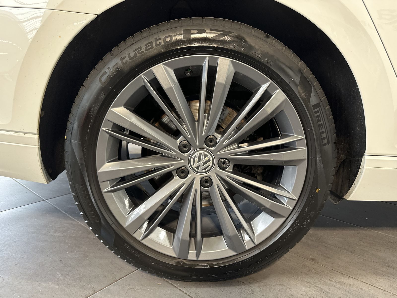 Fahrzeugabbildung Volkswagen Passat Variant 2.0 TDI DSG R-Line NAV+LED+AHK+PP