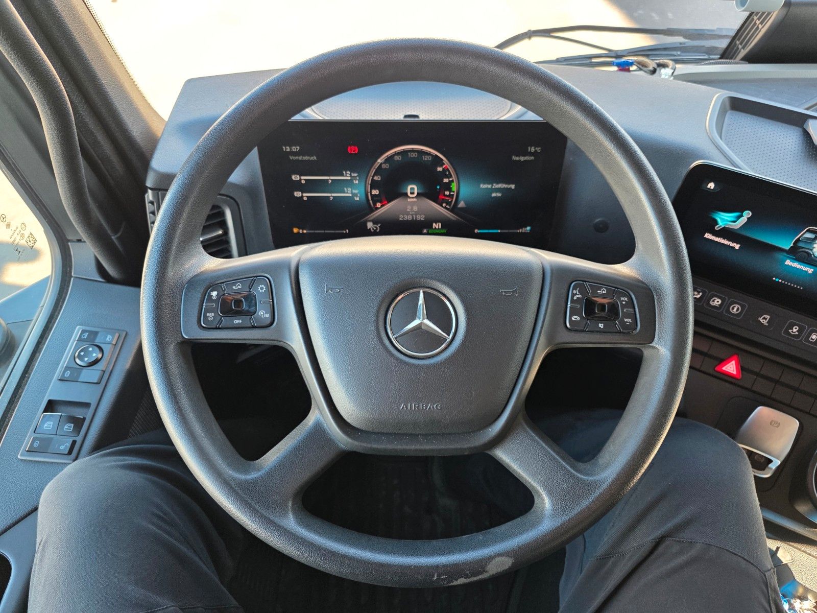 Fahrzeugabbildung Mercedes-Benz Actros 1824 L 4x2 LBW 2.000kg Tür Kamera Navi
