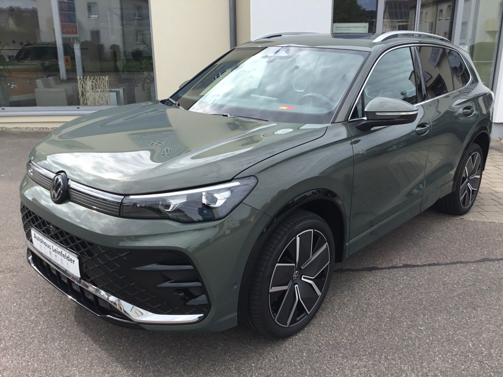 Fahrzeugabbildung Volkswagen Tiguan 2.0 TDI DSG 4M R-Line+AHK+20"+Matrix+Pano