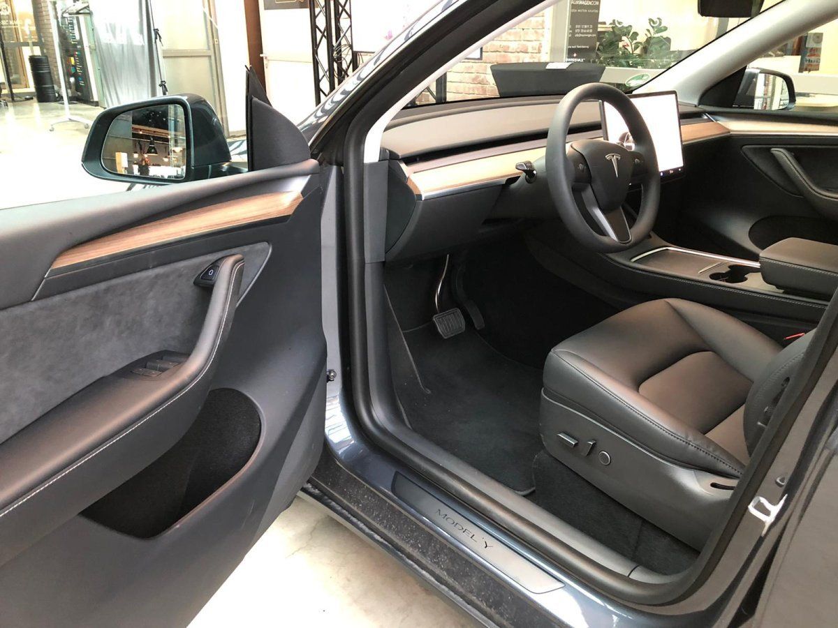 Tesla Model Y (Long Range AWD  20Zoll Induction/1.Hand/)