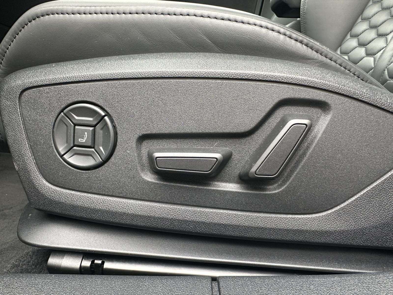 Fahrzeugabbildung Audi RS3 2.5 TFSI Qu NAV+LED+ACC+360°+PANO+B&O+HUD