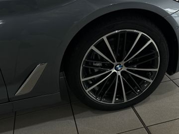 Fahrzeugabbildung BMW 530d Tour Luxury Line Pano ACC M Sportfahwerk