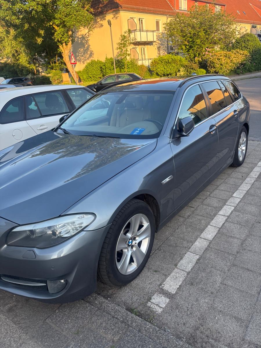 BMW 530 2010 — rear view