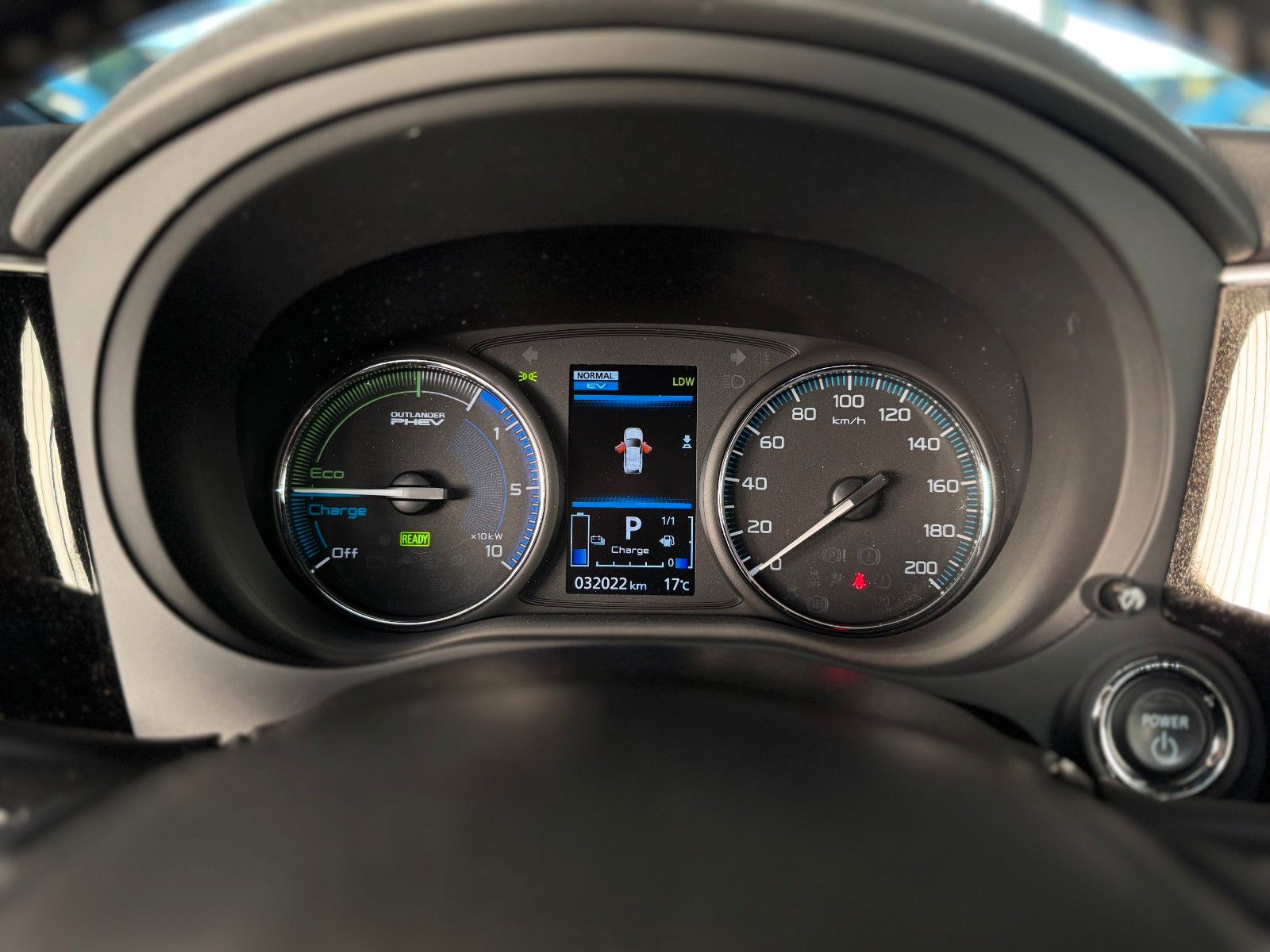 Fahrzeugabbildung Mitsubishi PHEV Outlander 4WD TOP AHK 1.HAND GJR