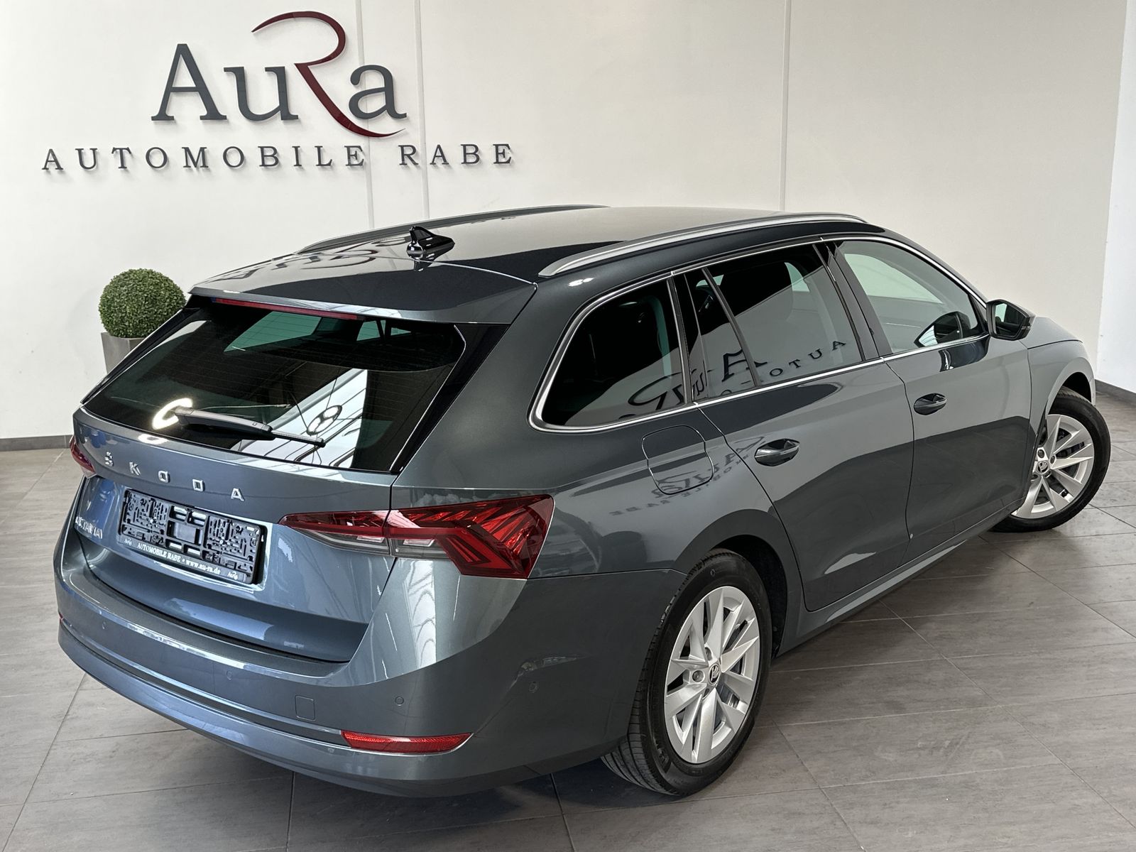 Fahrzeugabbildung SKODA Octavia Combi 2.0 TDI DSG FirstEd NAV+MATRIX+ACC