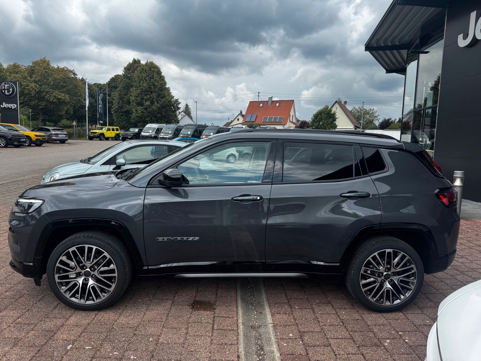 Fahrzeugabbildung Jeep Compass 1.5l Summit Navi ACC Sitzbelüftung  LED