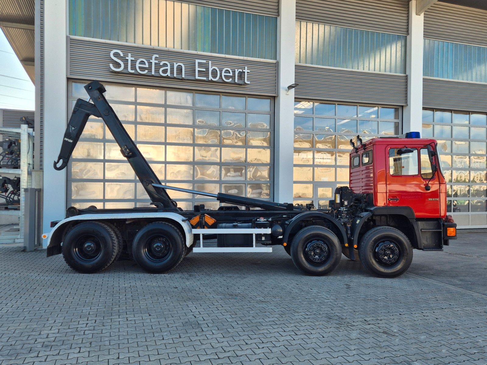 Fahrzeugabbildung MAN 35.372 (F14) 8x4 Atlas 4. Achse gelenkt Seilwind