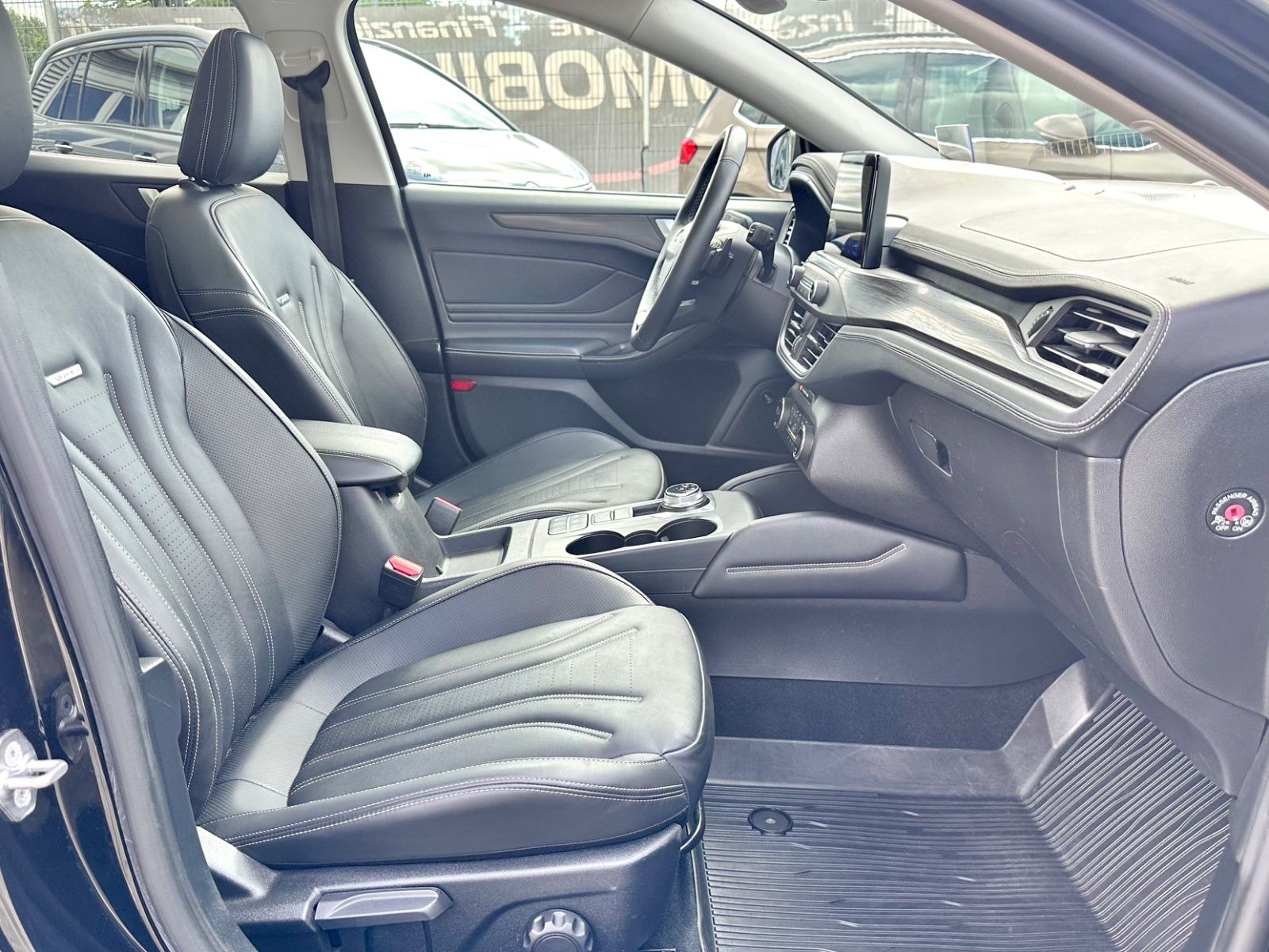 Fahrzeugabbildung Ford FOCUS TURNIER VIGNALE*PANO+LED+1.HAND*