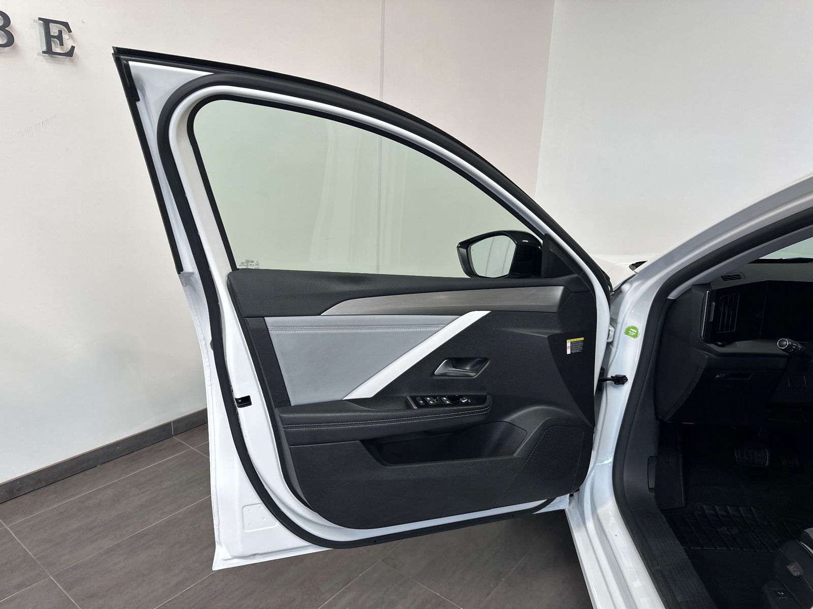 Fahrzeugabbildung Opel Astra 1.5 D Aut. Business Elegance NAV+LED
