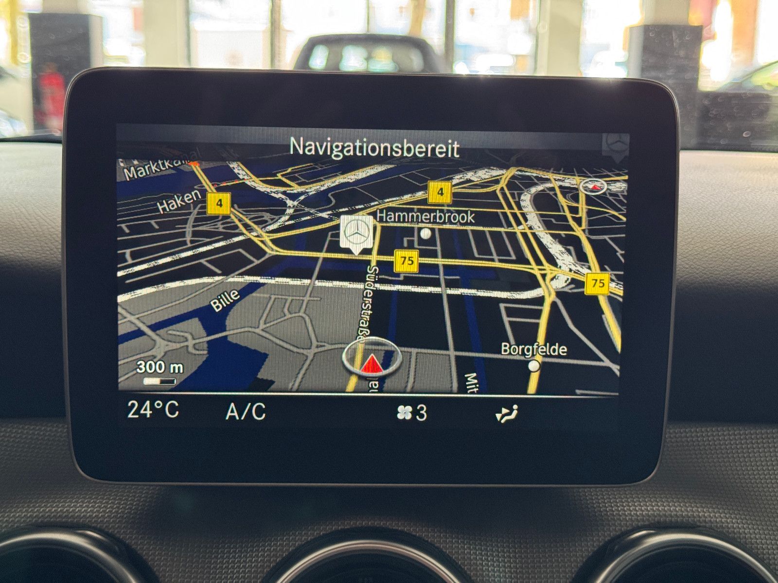 Fahrzeugabbildung Mercedes-Benz GLA 200 7G-DCT SPORTPAKET URBAN NAVI LED KAMERA