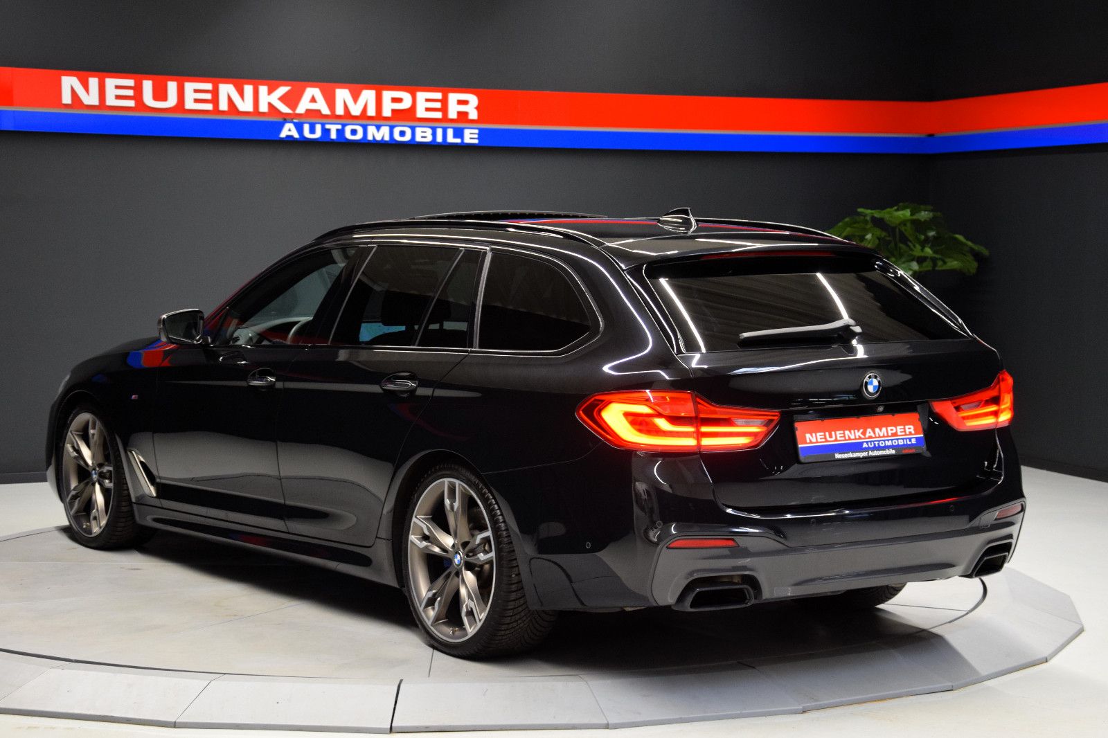 Fahrzeugabbildung BMW M550d xDr Tour Pano H/K HuD ACC Sitzlüft Massage