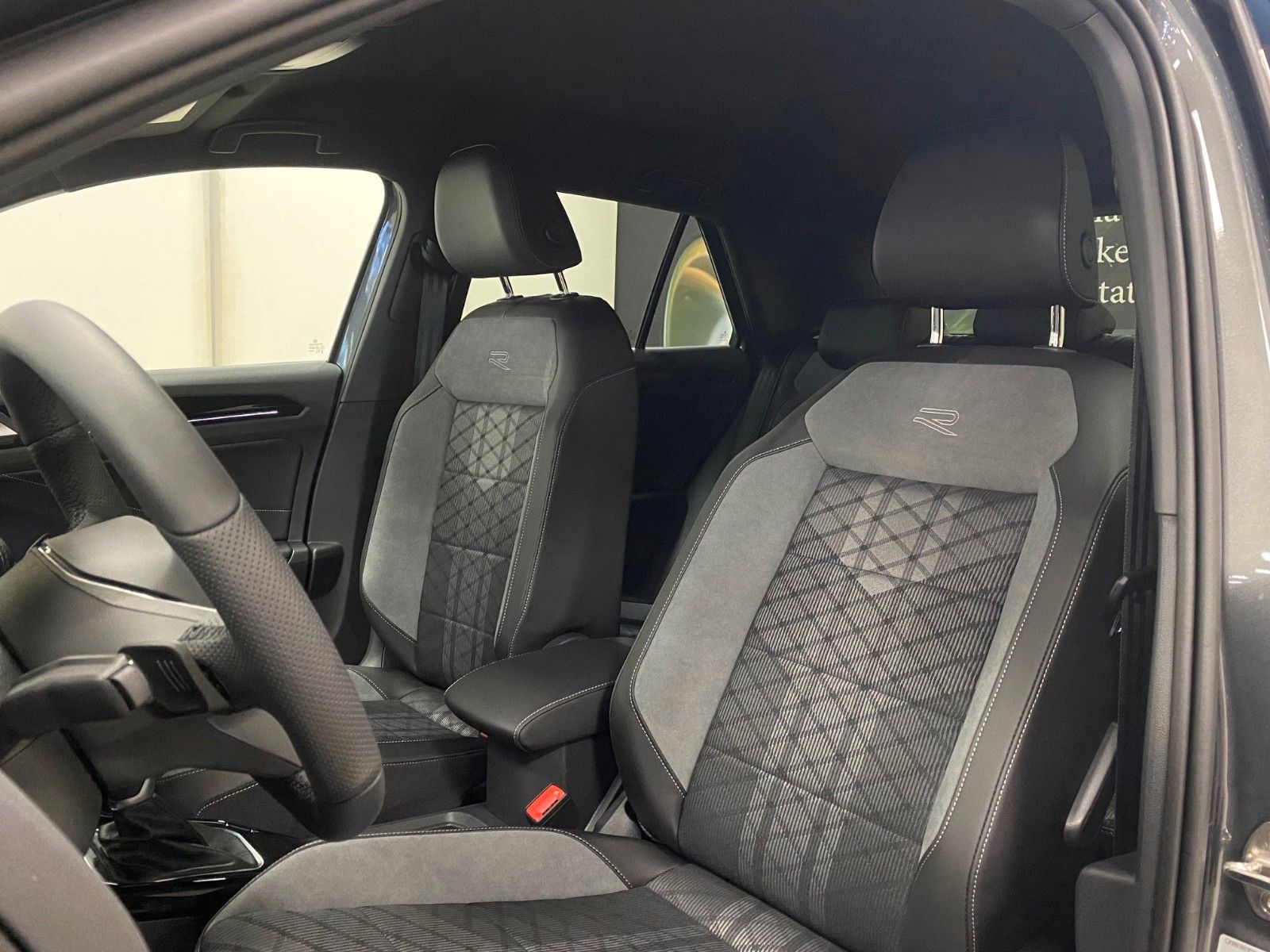 Fahrzeugabbildung Volkswagen T-Roc 1.5 TSI DSG R-Line+ACC+iQ Light MATRIX+18"