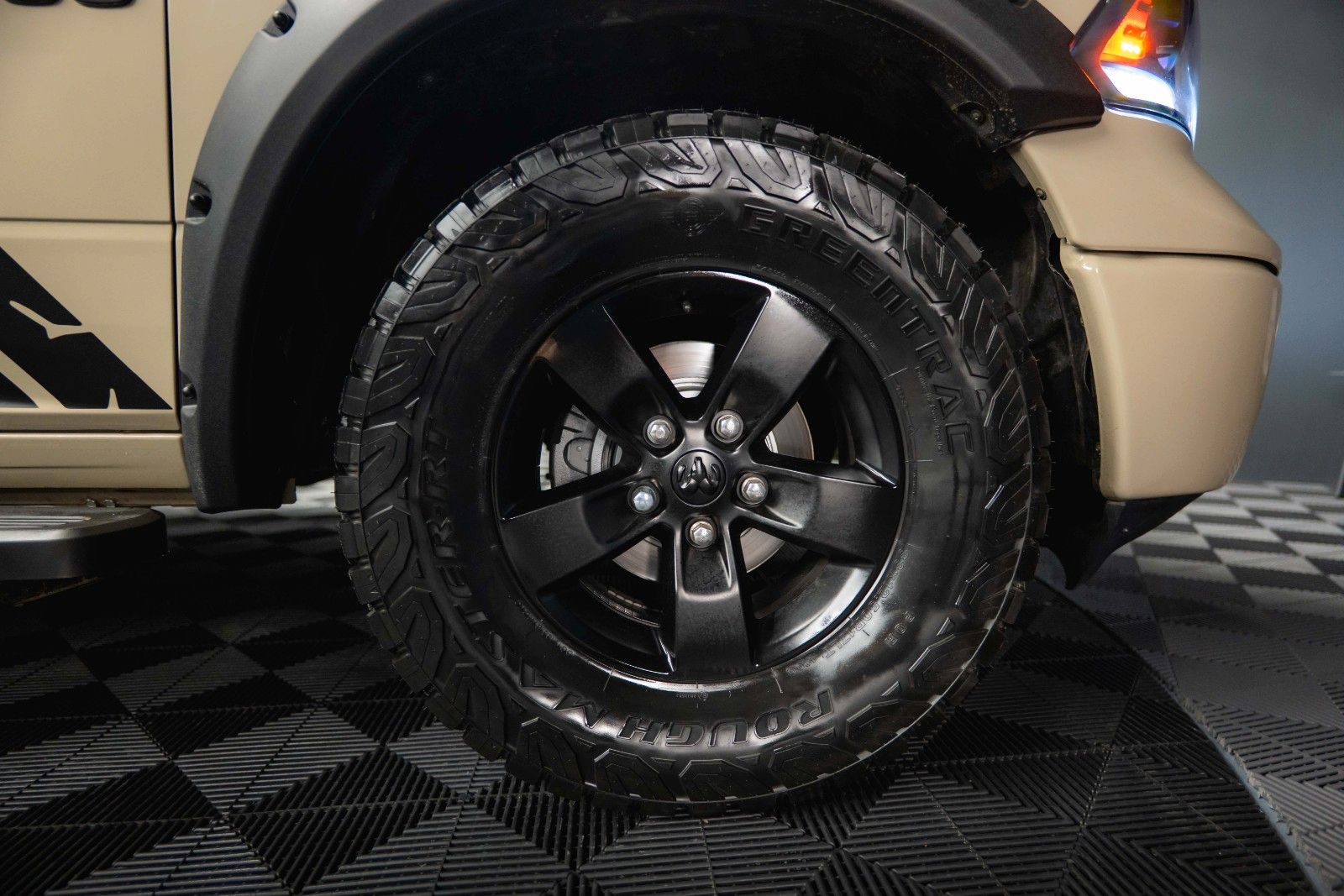 Fahrzeugabbildung Dodge RAM 5.7 V8 HEMI 4x4 Offroad Night LONGBED *LPG*