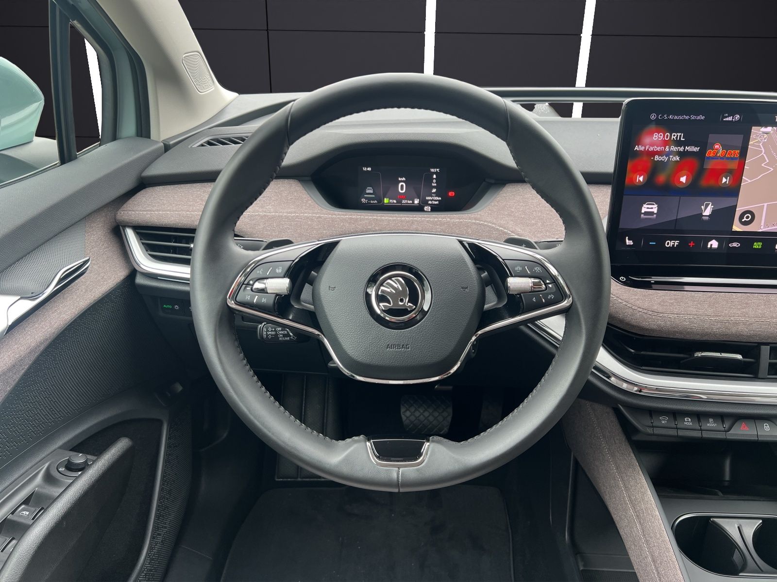 Fahrzeugabbildung SKODA Enyaq 60 Lodge Matrix Navi Wäpu ACC RFK SH 20"