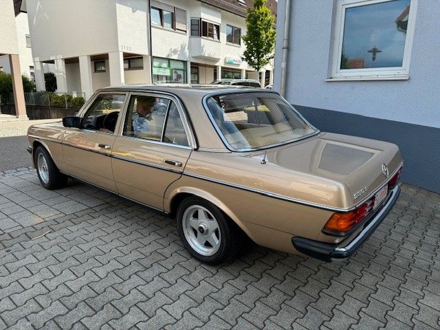 Mercedes-Benz 230E W123 Limosine