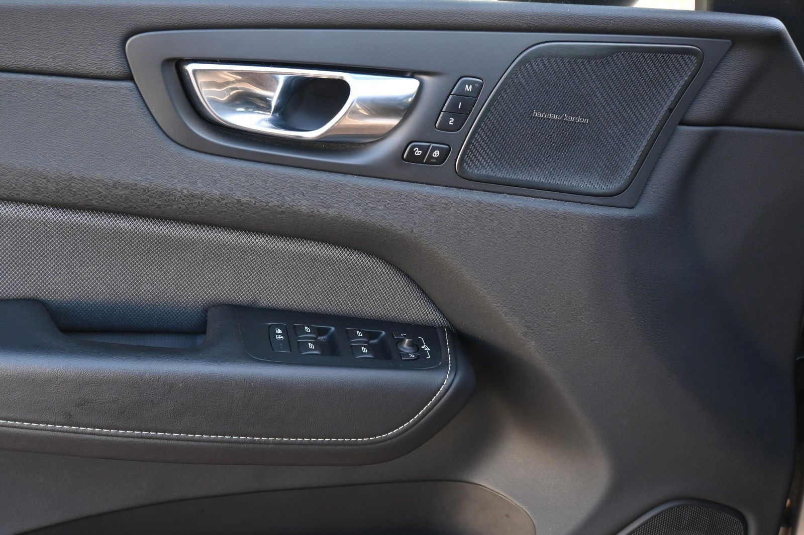 Fahrzeugabbildung Volvo XC60 B4 AWD Plus Dark*LED*PANO*STHZ*H&K*360°*AHK