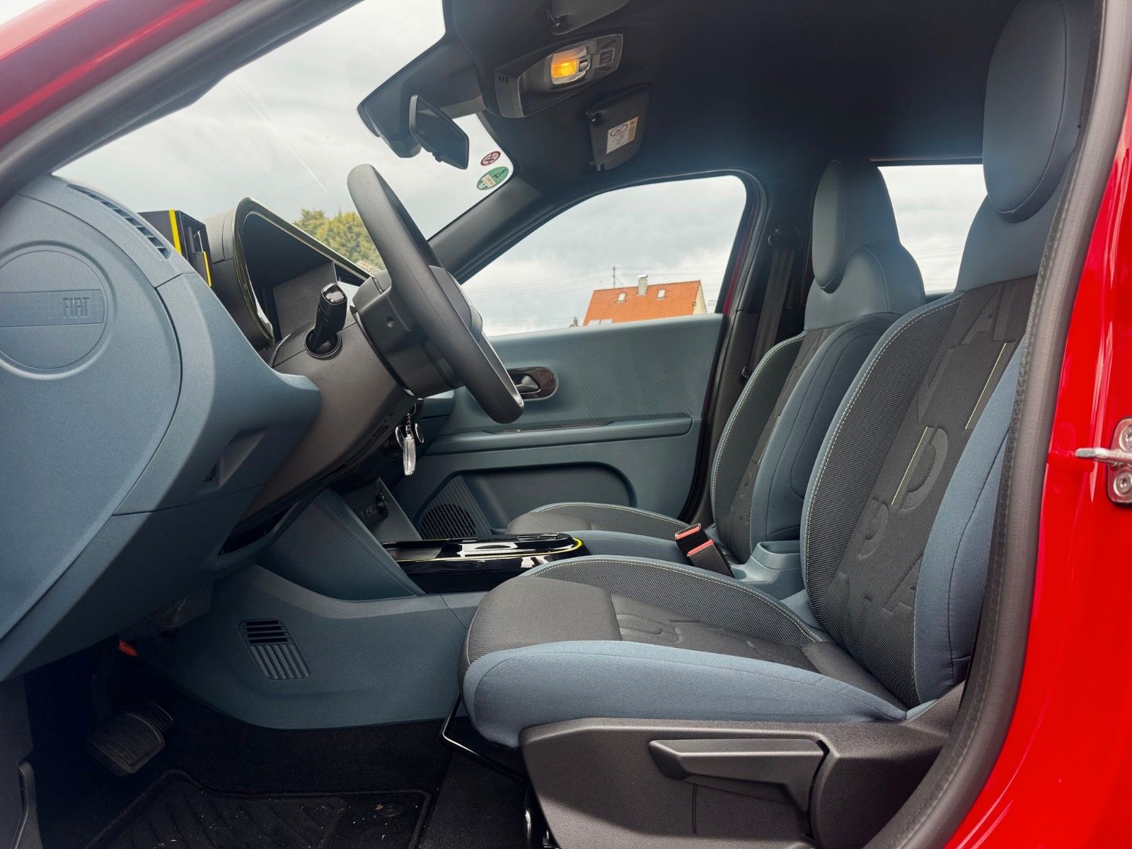 Fahrzeugabbildung Fiat Grande Panda (RED) 44 kWh DAB PDC Elektro