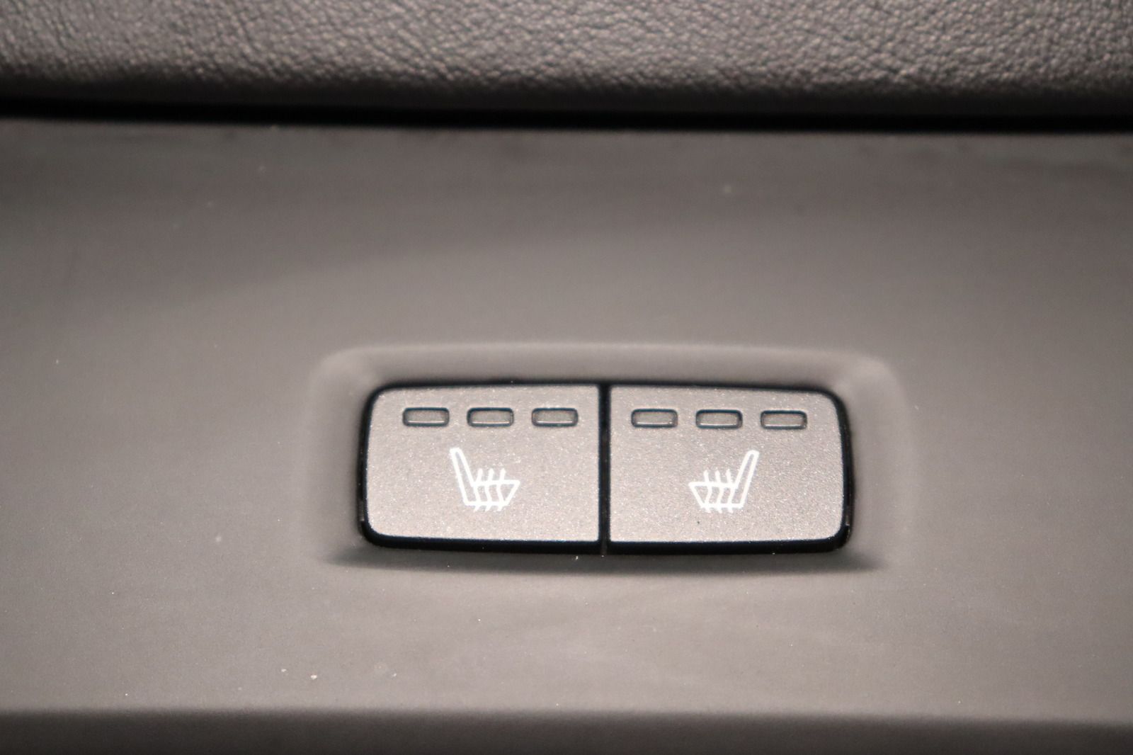 Fahrzeugabbildung Volvo XC60 D4 AWD R - Design aus 1. Hand