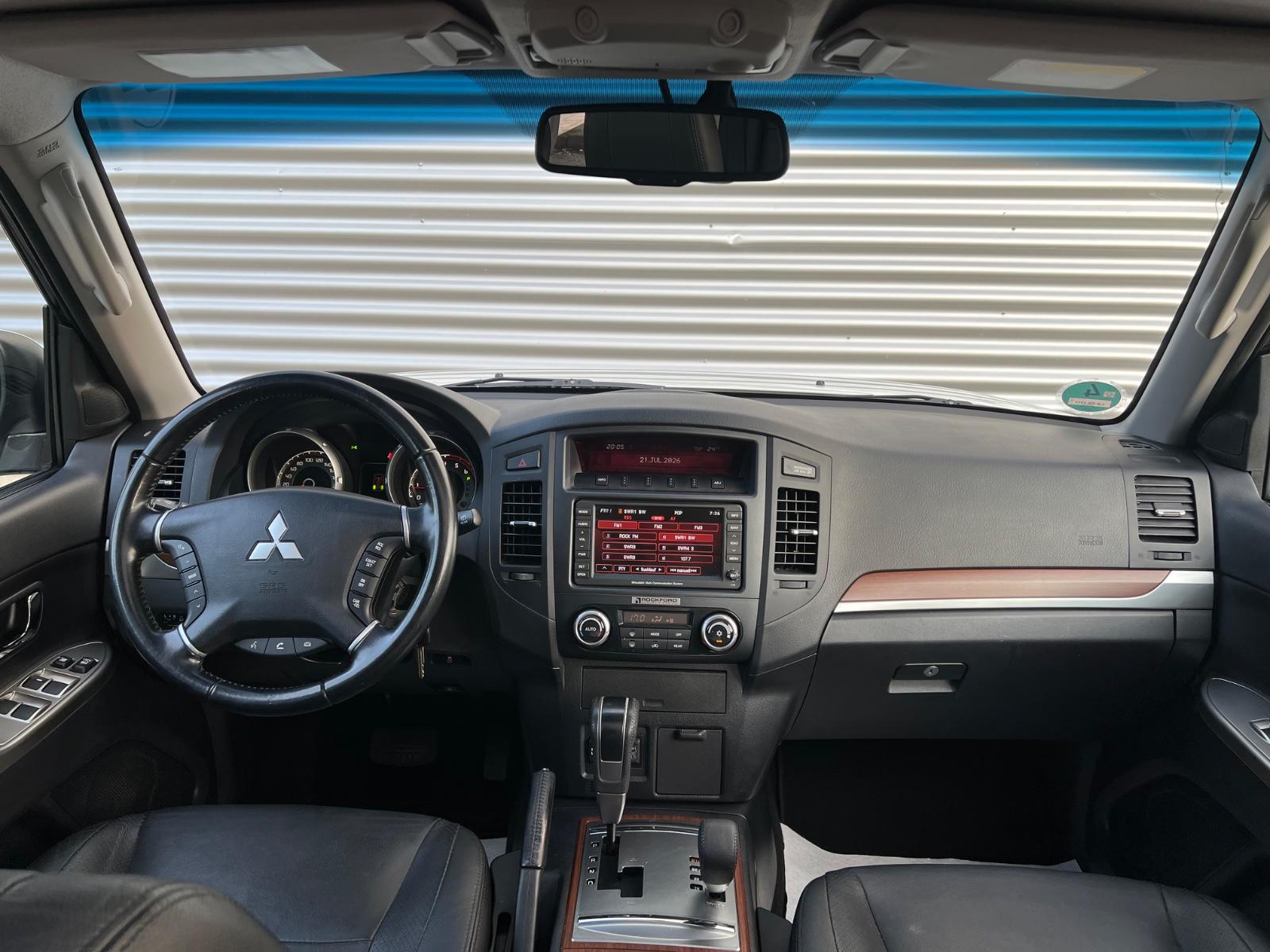 Mitsubishi Pajero 3.2 DI-D 200 ch Instyle 4x4 - 7 places - Cuir - GPS - Toit ouvrant