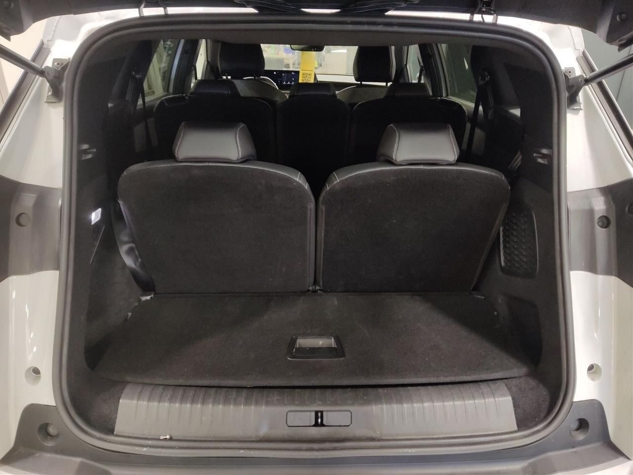 Fahrzeugabbildung Peugeot 5008 Allure Mild Hybrid 145 e-DSC