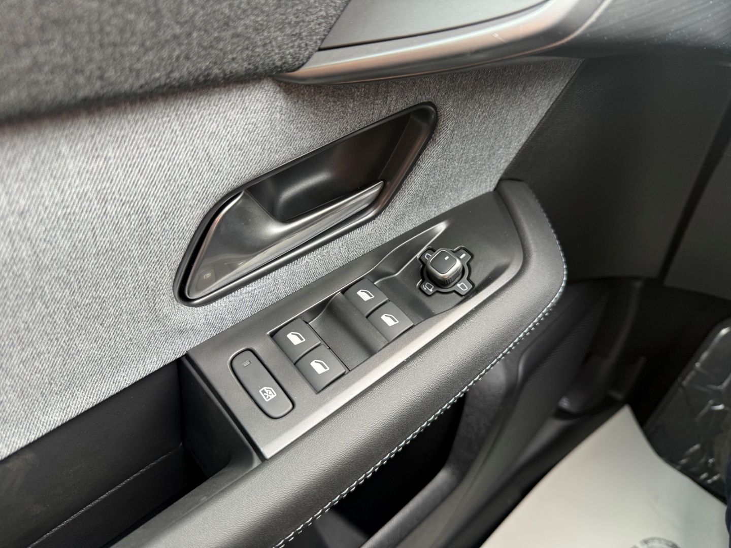 Fahrzeugabbildung Opel Grandland 1.6 Plug-in-Hybrid mit AHK+Allwetter