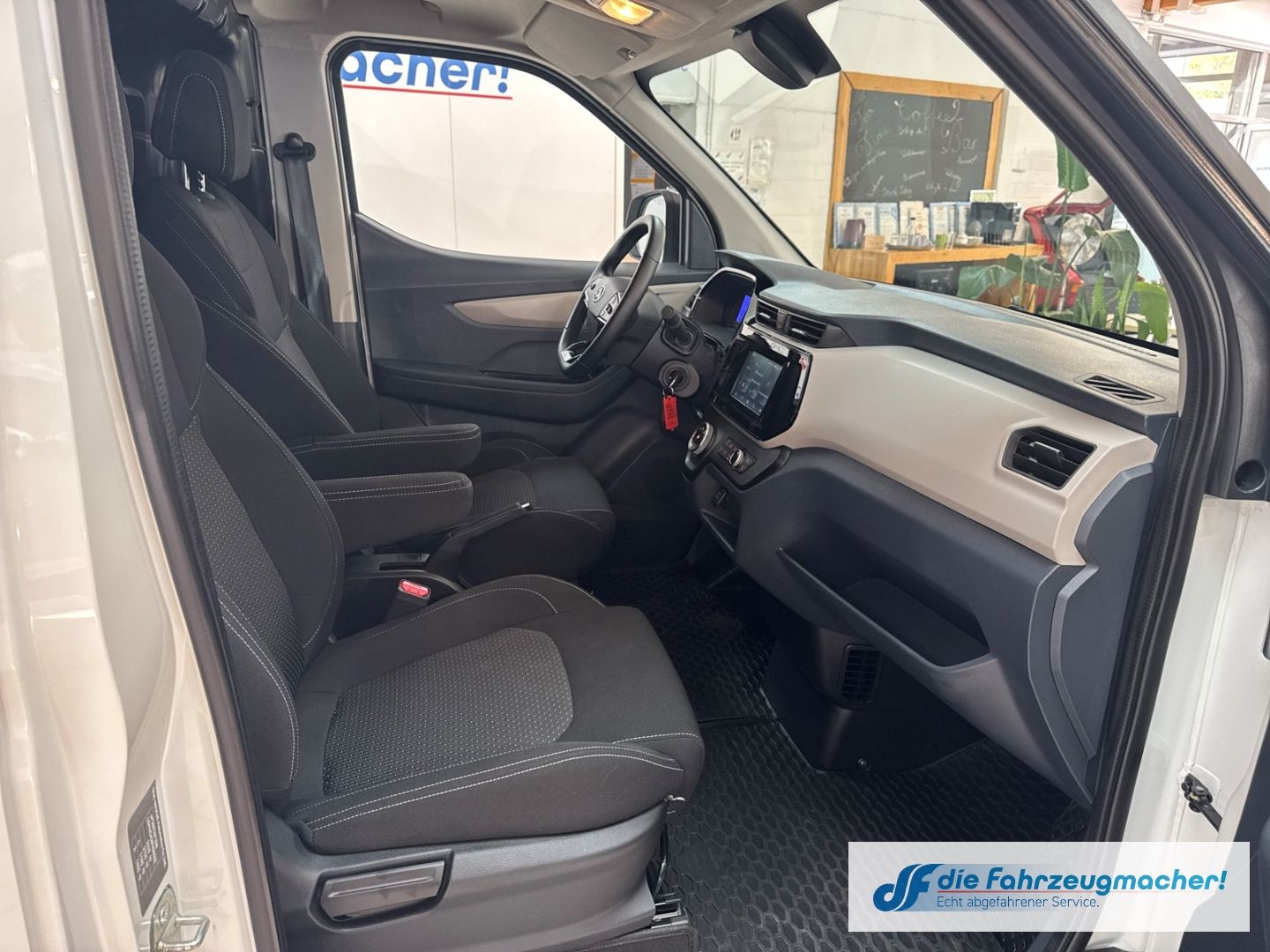 Fahrzeugabbildung Maxus eDeliver3 Kasten L1H1 Apple CarPlay Android Auto