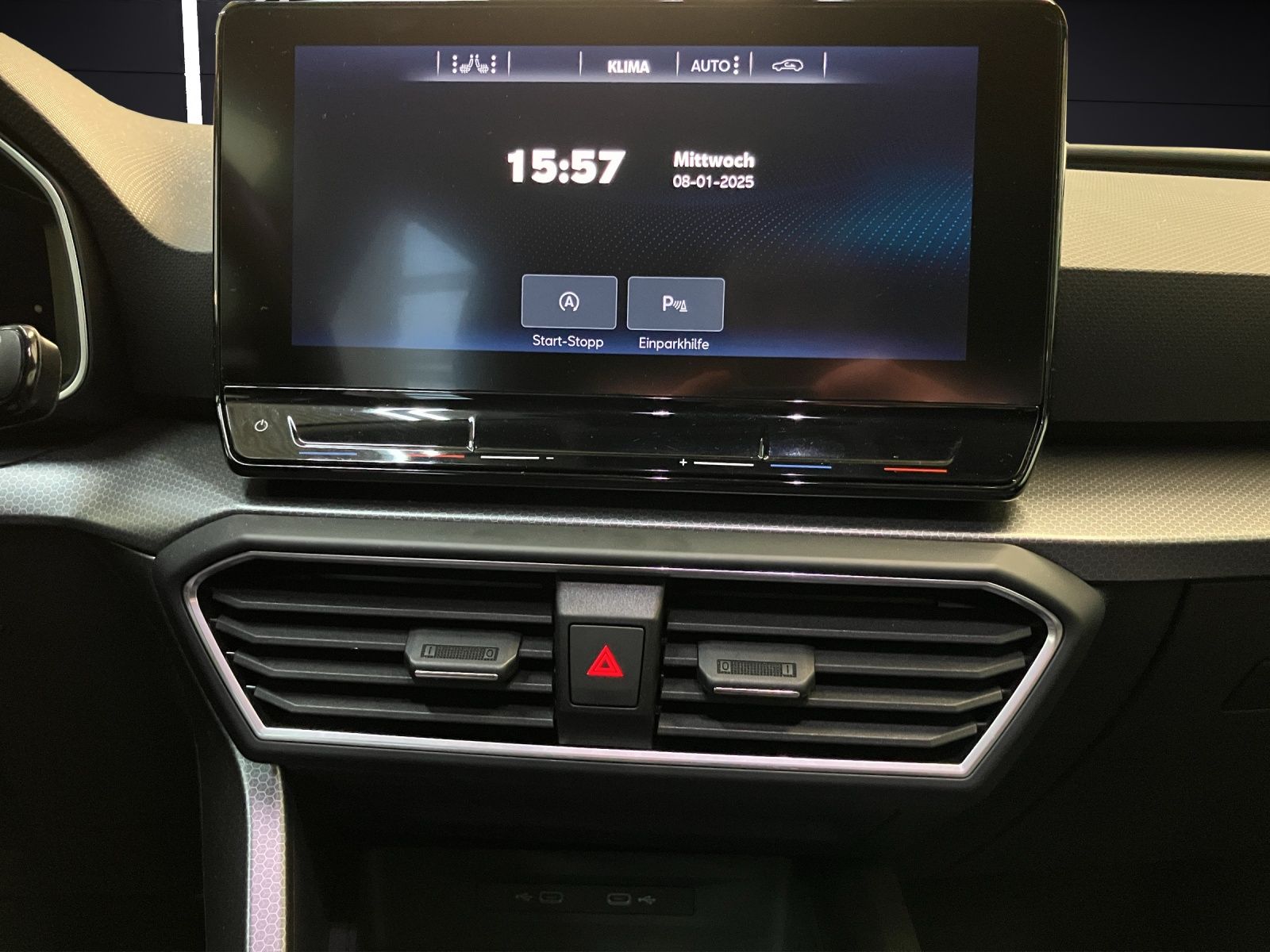 Fahrzeugabbildung SEAT Leon ST TSI Style LED Navi AID GRA PDC SH LM