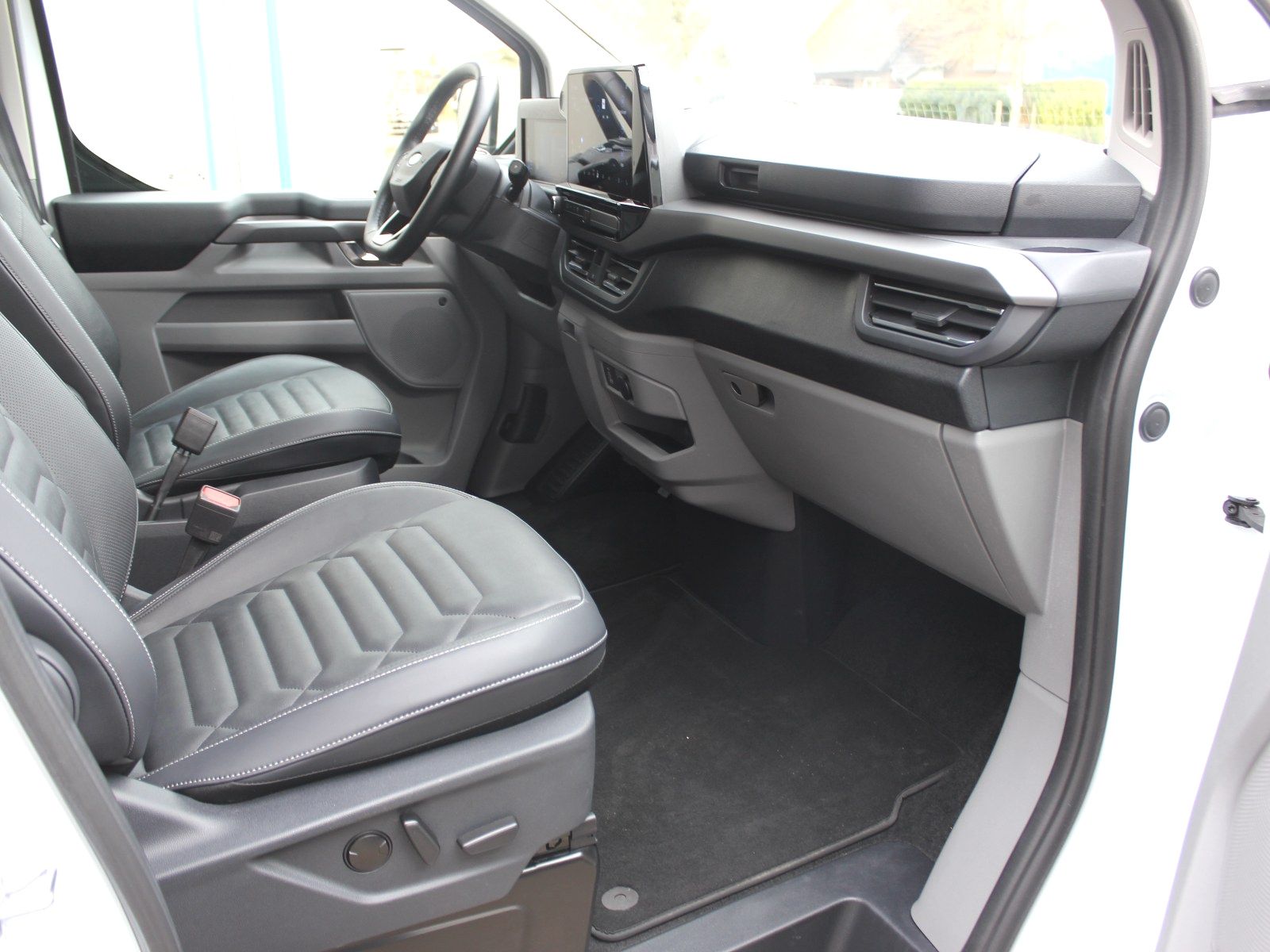 Fahrzeugabbildung Ford Tourneo Custom Plug-in Hybrid 340 L1 Titanium