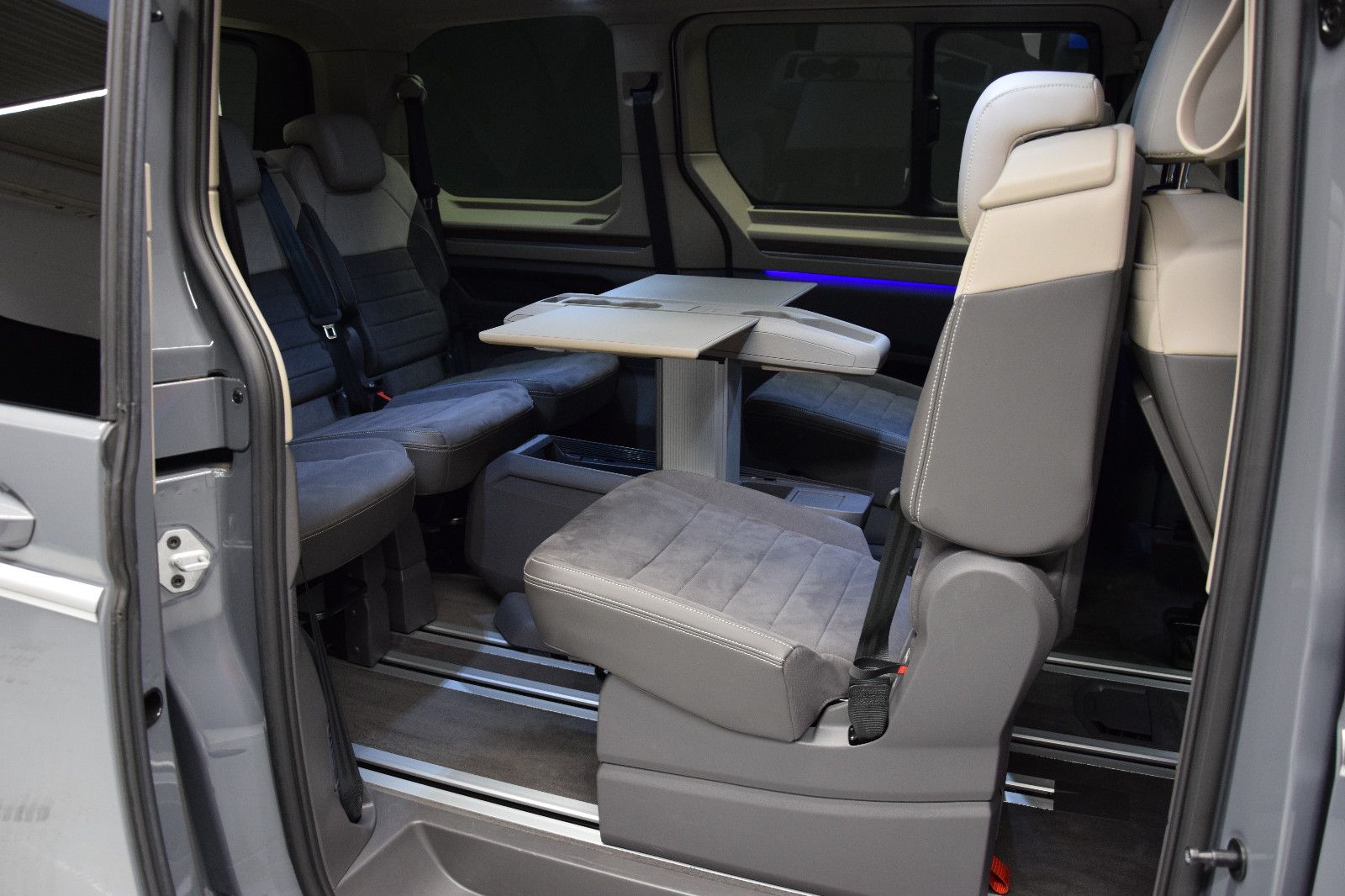 Fahrzeugabbildung Volkswagen T7 Multivan Style Pano ACC IQ AHK Stndhzg Alcant