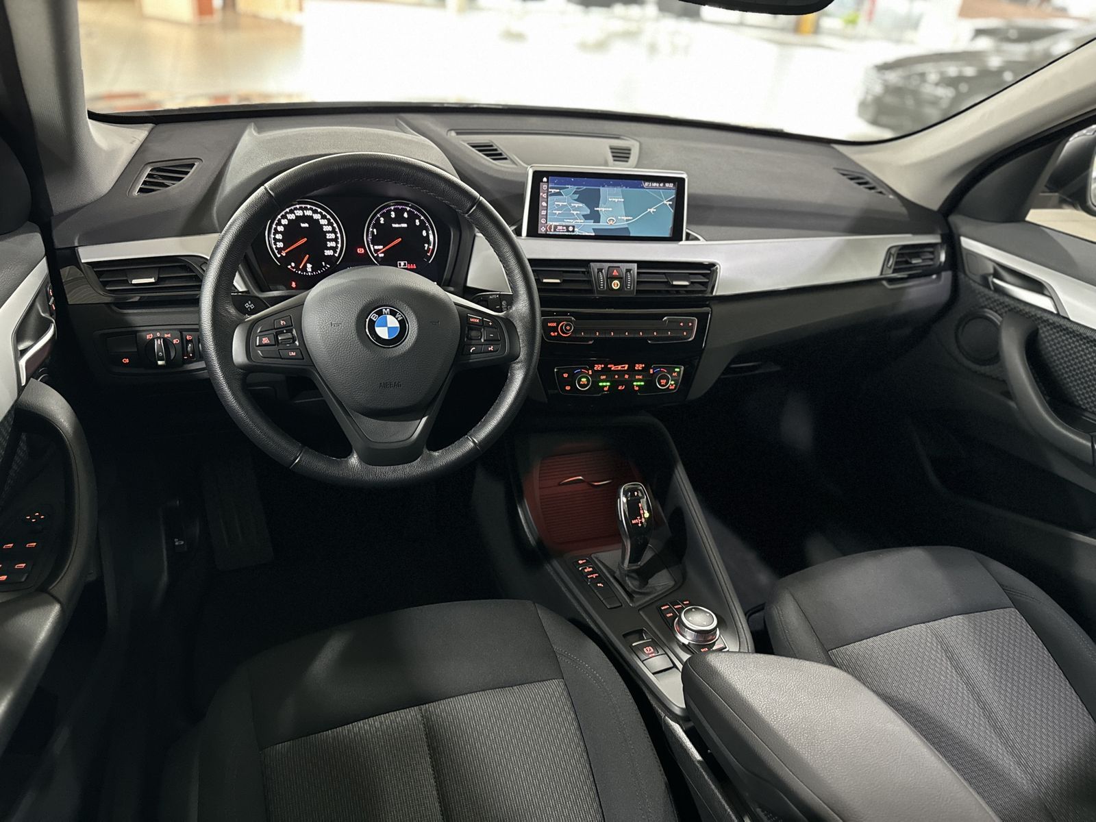 Fahrzeugabbildung BMW X1 sD18i DAB Parkassist Navi Geschwindigkeitsreg