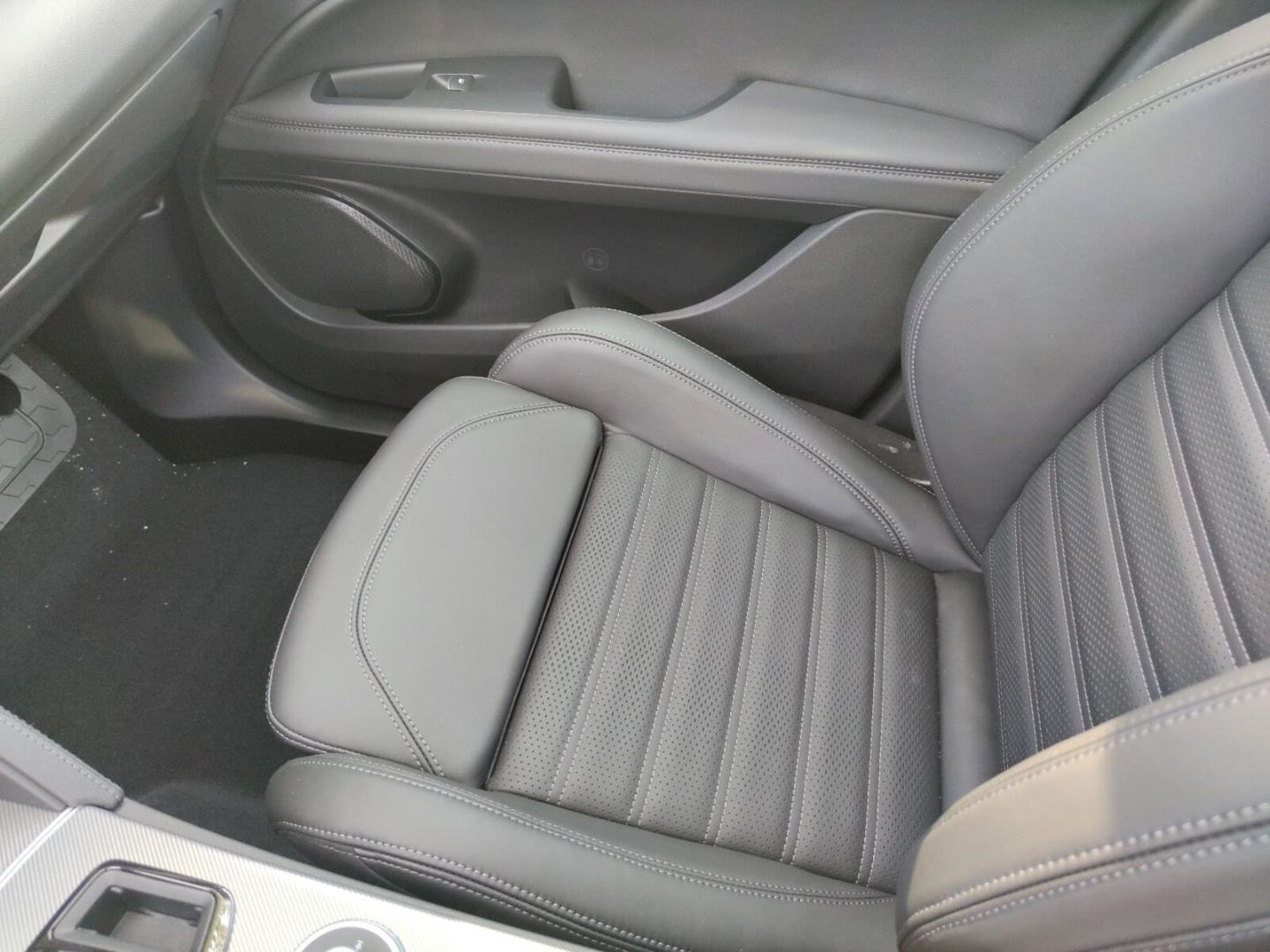 Fahrzeugabbildung Alfa Romeo Stelvio Veloce Q4 2.0 Turbo-21 Zoll-Panoramadach