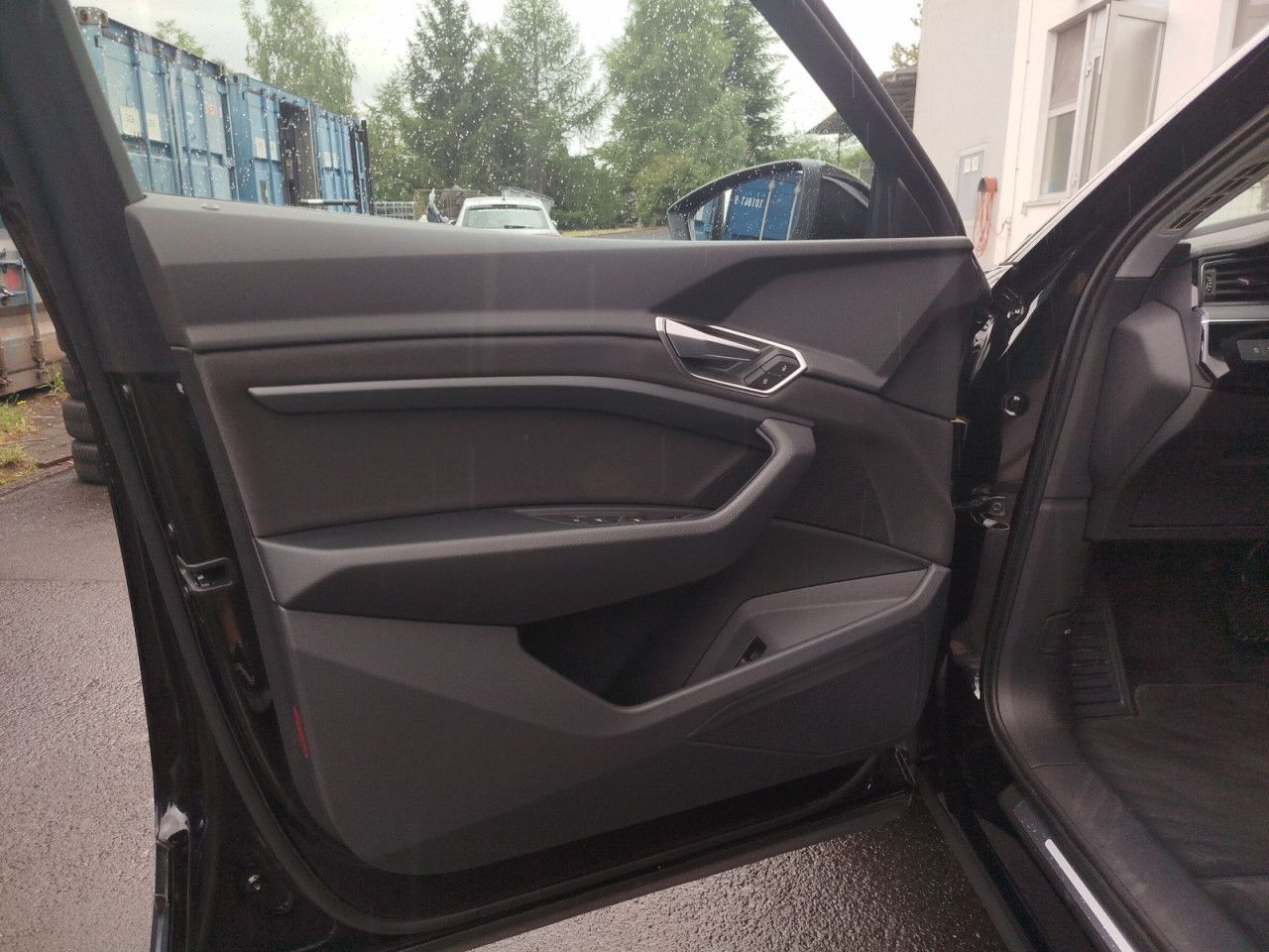Fahrzeugabbildung Audi e-tron advanced 55 quattro 300 kW