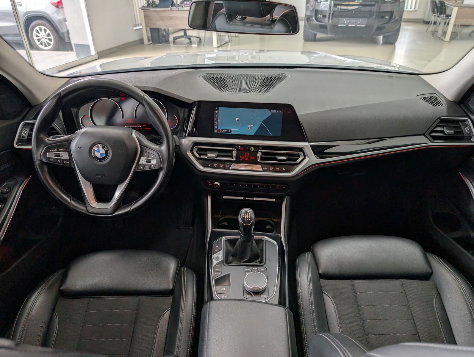 Fahrzeugabbildung BMW 320 d Sport Line LED TEMP SHZ PDC NAVI APP