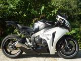 Honda CBR 1000 RR Fireblade ABS mit Zubehör - HONDA 2010 CB 1000 R