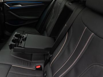 Fahrzeugabbildung BMW 530e Tour Luxury Line HiFi Pano AHK Kamera DAB